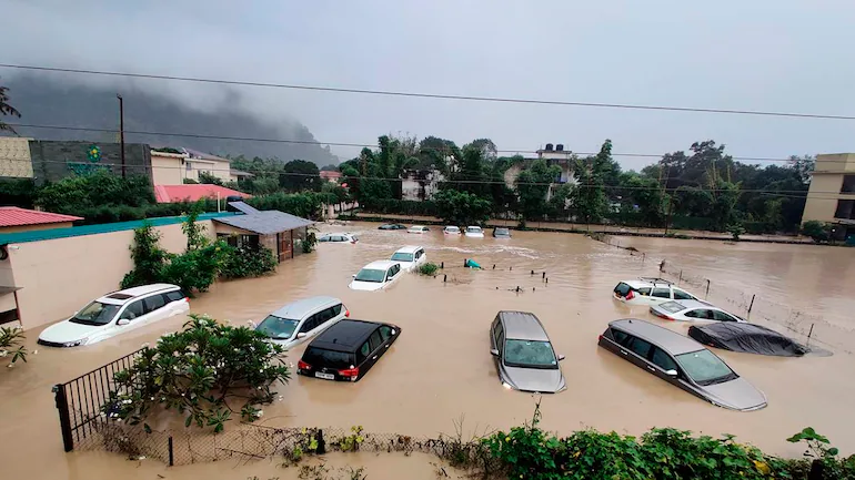 जलमग्न कारों को बाढ़ वाले होटल रिसॉर्ट में देखा जाता है क्योंकि अत्यधिक बारिश के कारण कोसी नदी उत्तराखंड, भारत में जिम कॉर्बेट नेशनल पार्क में मंगलवार, 19 अक्टूबर, 2021 को ओवरफ्लो हो गई Uttarakhand Rains