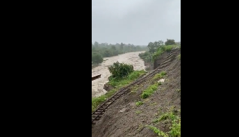 नैनीताल जिले के अंतिम रेलवे हेड-काठगोदाम को जोड़ने वाली यह रेलवे लाइन लगातार बारिश से क्षतिग्रस्त हो गई है Uttarakhand rains