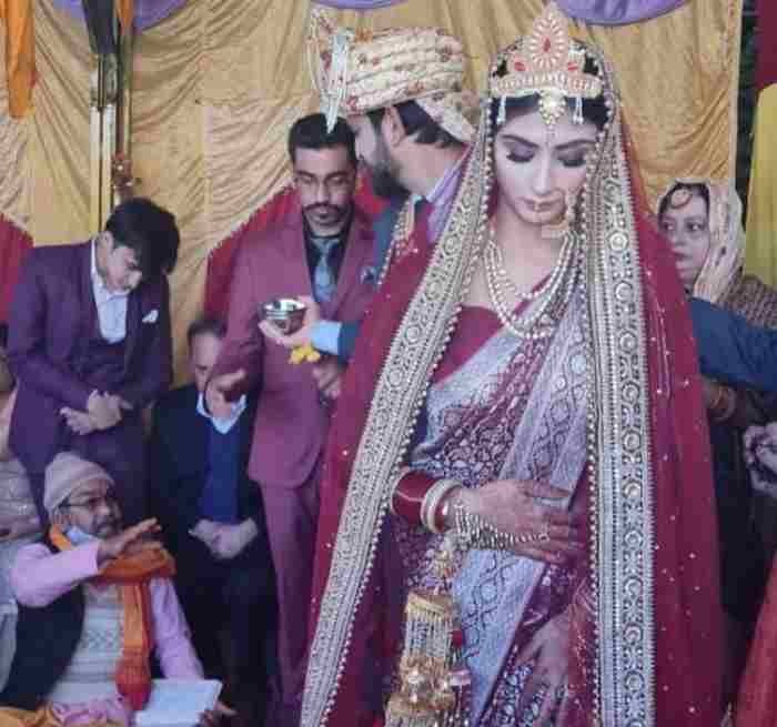 अभिनेत्री निकिता शर्मा ने त्रिजुगीनारायण मंदिर में पहाड़ी रीती रिवाज से शादी मनाई 