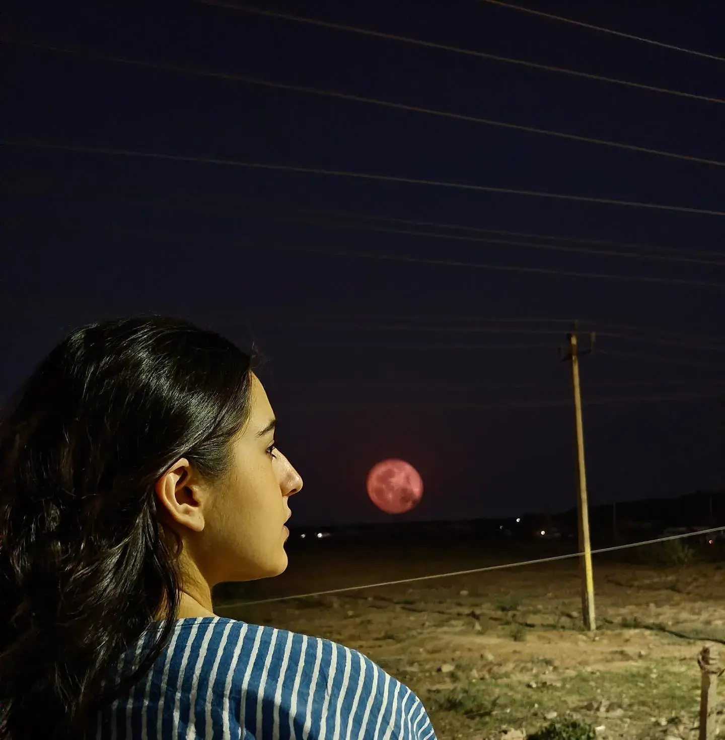 Sara Ali Khan ने पूर्णिमा के चाँद को निहारते हुए की अपनी कुछ फोटो साझा .