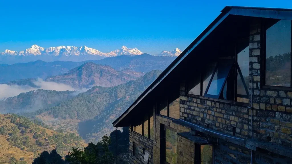 5 Places to Visit During Winters in Uttarakhand बिनसारी में ढलान वाले घर का अनुभव.
