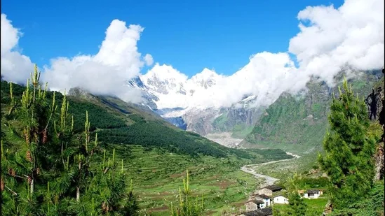 चीन के साथ सीमा के पास Uttarakhand में ताजा बर्फबारी का मनमोहक वीडियो.