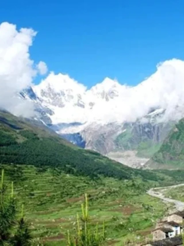 चीन के साथ सीमा के पास Uttarakhand में ताजा बर्फबारी का मनमोहक वीडियो.