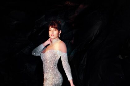 Nora Fatehi हाई स्लिट वाली सिल्वर सीक्विन ड्रेस में पार्टी के लिए तैयार दिखीं , देखें दिवा की सेक्सी तस्वीरें.