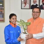 Uttarakhand CM Dhami ने एथलीट मानसी नेगी(Mansi Negi) और सूरज पंवार(Suraj Panwar) को एक लाख रुपये का पुरस्कार दिया.
