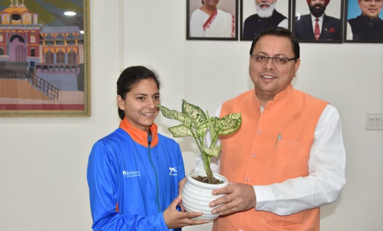 Uttarakhand CM Dhami ने एथलीट मानसी नेगी(Mansi Negi) और सूरज पंवार(Suraj Panwar) को एक लाख रुपये का पुरस्कार दिया.