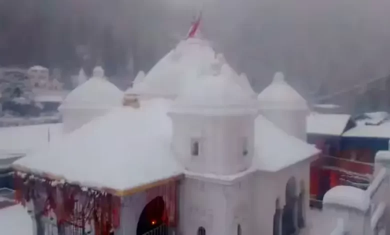 शुक्रवार को चमोली के जोशीमठ में भारी बर्फबारी के बीच बर्फ की परत से ढका एक मंदिर। फोटो:(एएनआई)