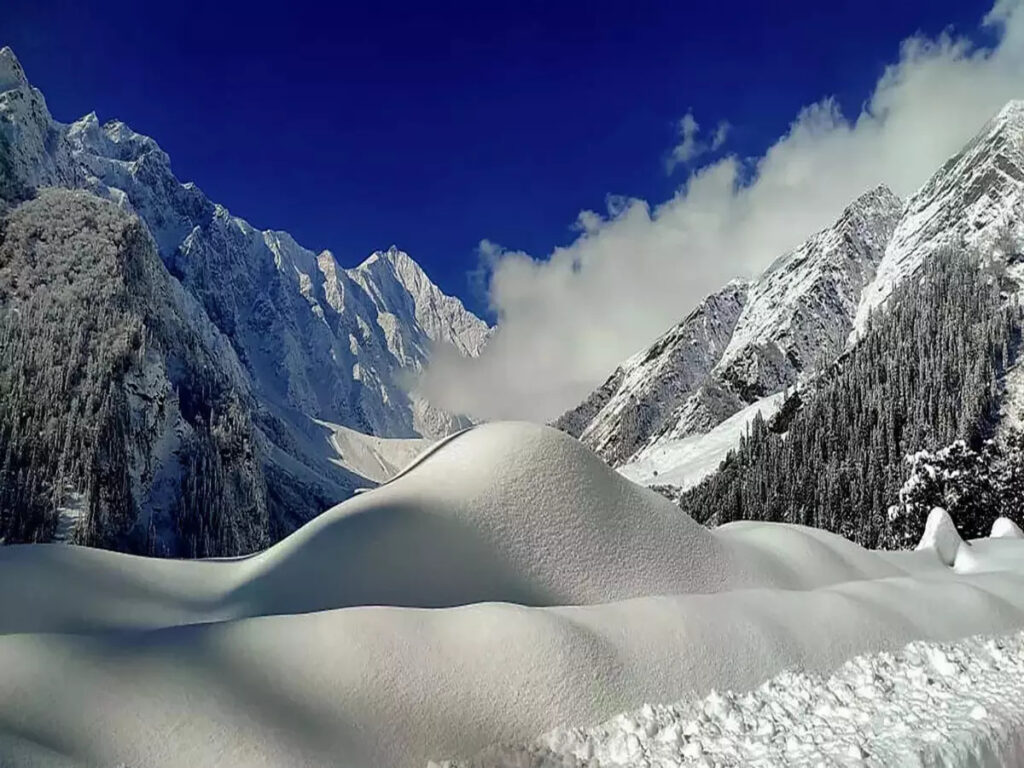 Snowfall Pictures : उत्तराखंड से लेकर कश्मीर और हिमाचल तक, पूरे भारत में हो रही है बर्फबारी!