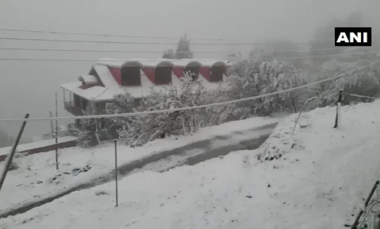 उत्तराखंड के धनौल्टी में सीजन की पहली बर्फबारी हुई है. (First Snowfall in Dhanaulti Uttarakhand #Snowfall #Uttarakhanad