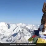 Stunning 360-Degree View Mount Everest : वीडियो माउंट एवरेस्ट से आश्चर्यजनक 360-डिग्री दृश्य दिखाता है.