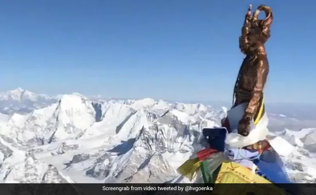 Stunning 360-Degree View Mount Everest : वीडियो माउंट एवरेस्ट से आश्चर्यजनक 360-डिग्री दृश्य दिखाता है.