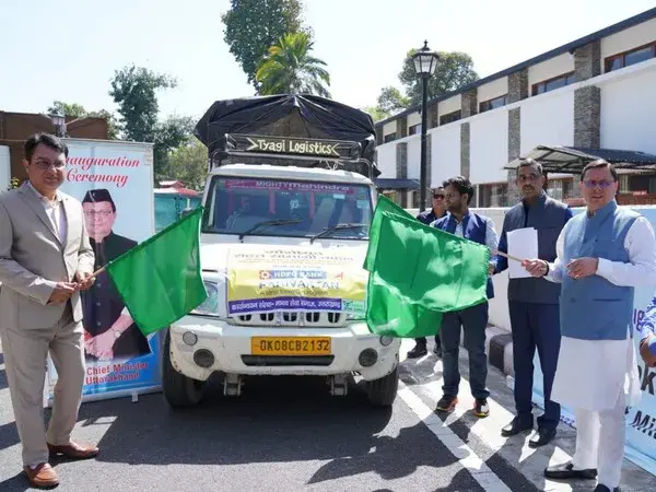 HDFC Relief Material For Joshimath : उत्तराखंड के मुख्यमंत्री ने जोशीमठ के लिए राहत सामग्री ले जाने वाले वाहनों को हरी झंडी दिखाकर रवाना किया।