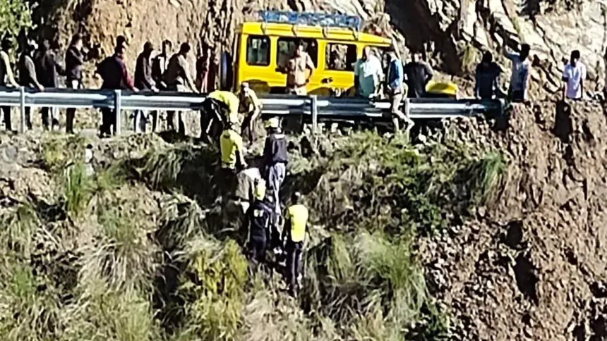 Kalsi Car Accident : कलसी के पास खाई में कार गिरने से गाजियाबाद के तीन पर्यटकों की मौत।