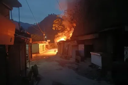 उत्तराखंड: चमोली के बाजार में लगी आग, काबू में; कोई हताहत नहीं।