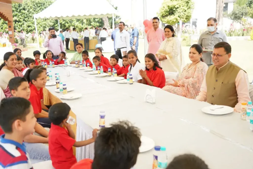CM Dhami Meets Shishu Sadan Children : उत्तराखंड के सीएम धामी ने अपने आवास पर केदारपुरम शिशु सदन के बच्चों से मुलाकात की.