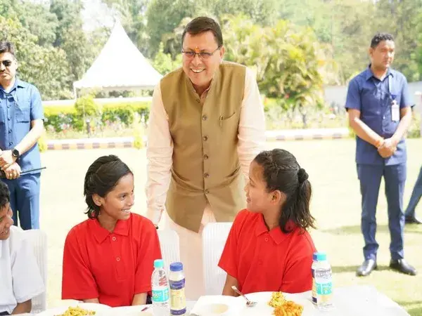 CM Dhami Meets Shishu Sadan Children : उत्तराखंड के सीएम धामी ने अपने आवास पर केदारपुरम शिशु सदन के बच्चों से मुलाकात की.