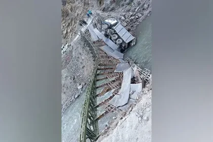 उत्तराखंड के चमोली में पुल टूटा, ट्रक नदी में गिरा।