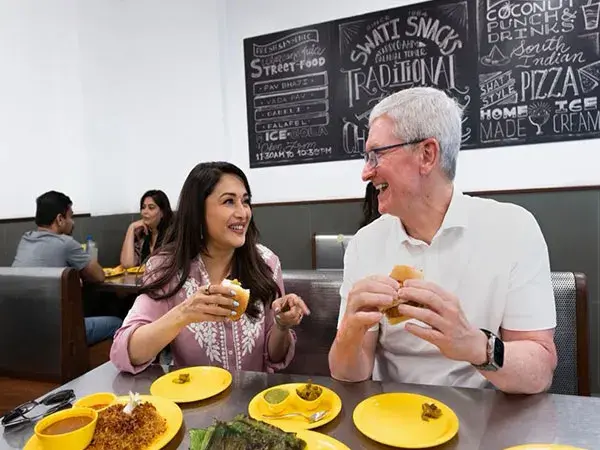Madhuri Dixit & Tim Cook Eating Vada Pav : माधुरी दीक्षित ने एप्पल सीईओ टिम कुक के साथ वड़ा पाव खाया, देखें तस्वीर !