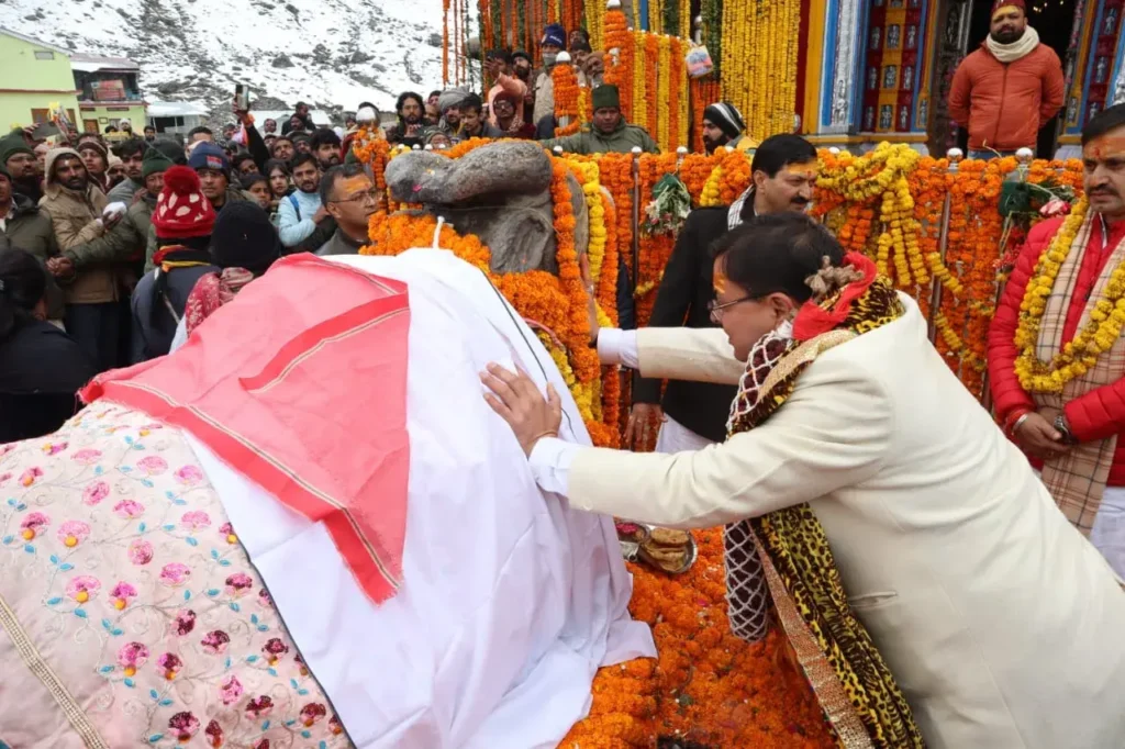 CM Dhami in Kedarnath Dham : उत्तराखंड: सीएम धामी ने केदारनाथ धाम मंदिर में पूजा अर्चना की।