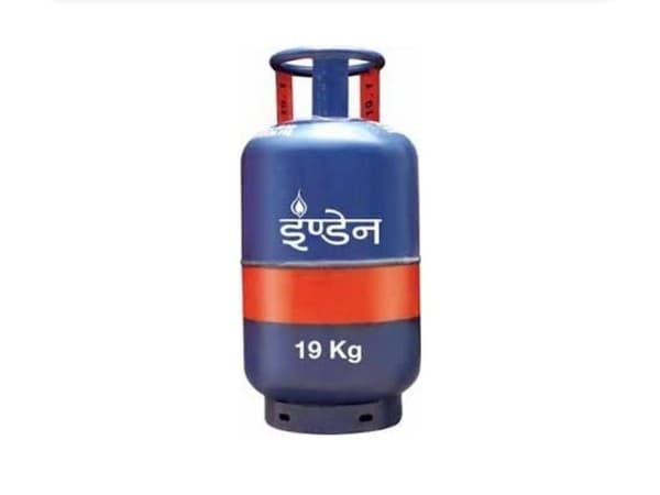 LPG Cylinders की कीमतों में 171.5 रुपये प्रति यूनिट की कटौती की गई है।