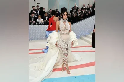 Kim Kardashian at Met Gala 2023 : किम कार्दशियन ने दिवंगत प्रसिद्ध फैशन डिजाइनर कार्ल लेगरफेल्ड के सम्मान दीया।