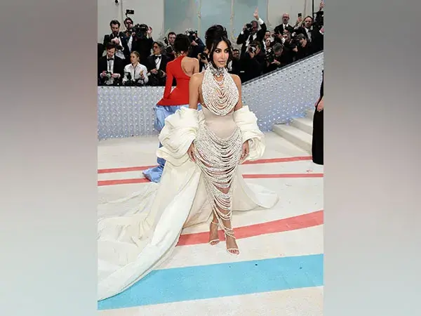 Kim Kardashian at Met Gala 2023 : किम कार्दशियन ने दिवंगत प्रसिद्ध फैशन डिजाइनर कार्ल लेगरफेल्ड के सम्मान दीया।