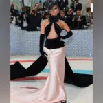 Jennifer Lopez At Met Gala 2023 : जेनिफर लोपेज मेट गाला 2023 में कट-आउट राल्फ लॉरेन गाउन में दिलकश लग रही हैं।