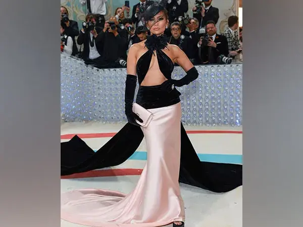 Jennifer Lopez At Met Gala 2023 : जेनिफर लोपेज मेट गाला 2023 में कट-आउट राल्फ लॉरेन गाउन में दिलकश लग रही हैं।