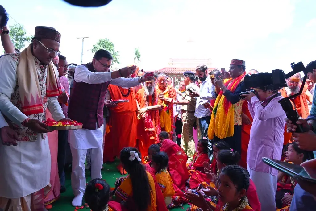 CM Dhami At DOL Ashram Almora : उत्तराखंड के मुख्यमंत्री धामी ने अल्मोड़ा में डोल आश्रम का दौरा किया।