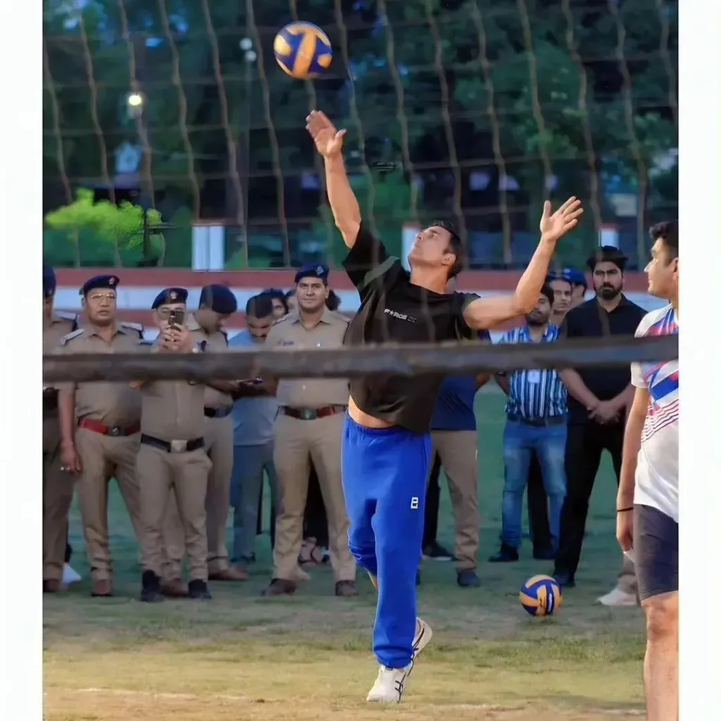 Akshay Kumar in Uttarakhand : अक्षय कुमार उत्तराखंड पुलिस के साथ वॉलीबॉल खेलते हुए !