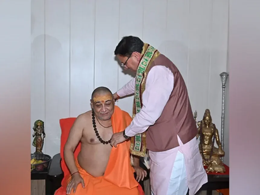 CM Dhami in Kankhal : उत्तराखंड सीएम धामी कनखल स्थित जगातगुरु आश्रम का दौरा किया।