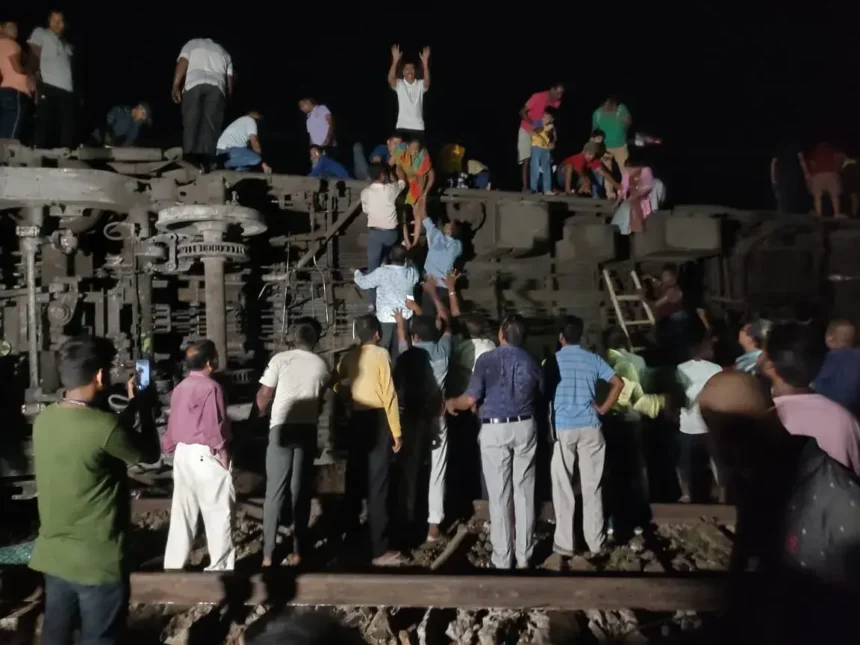 Coromandel Express train accident Odisha : कोरोमंडल एक्सप्रेस के पटरी से उतरने से 50 की मौत, 350 घायल...
