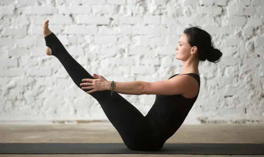 International Yoga Day 2023 : यहां 10 योग आसन हैं जो पेट की चर्बी कम करने में मदद कर सकते हैं।