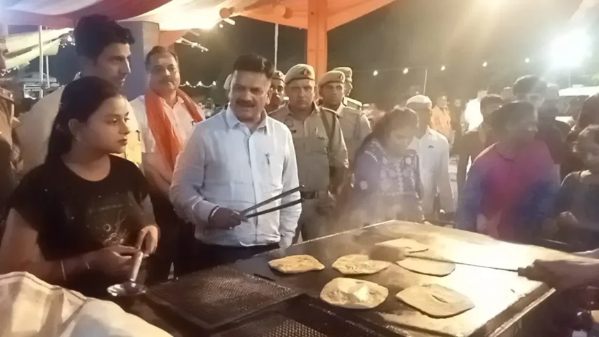 कावड़ यात्रा 2023 : आईएएस अधिकारी ने कांवरियों के लिए बनाई रोटी, वीडियो वायरल..