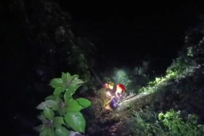 Vehicle Accident News : वाहन उत्तराखंड के टिहरी जिले के गूलर में पहाड़ी से नीचे लुढ़क गया। 11 में से 5 को बचाया गया, तलाशी अभियान चल रहा है..
