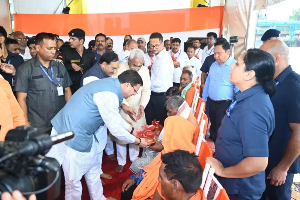 Kanwar Yatari Samman By CM Dhami : मुख्यमंत्री धामी ने किया कावड़ यात्रियों का हरिद्वार में स्वागत.