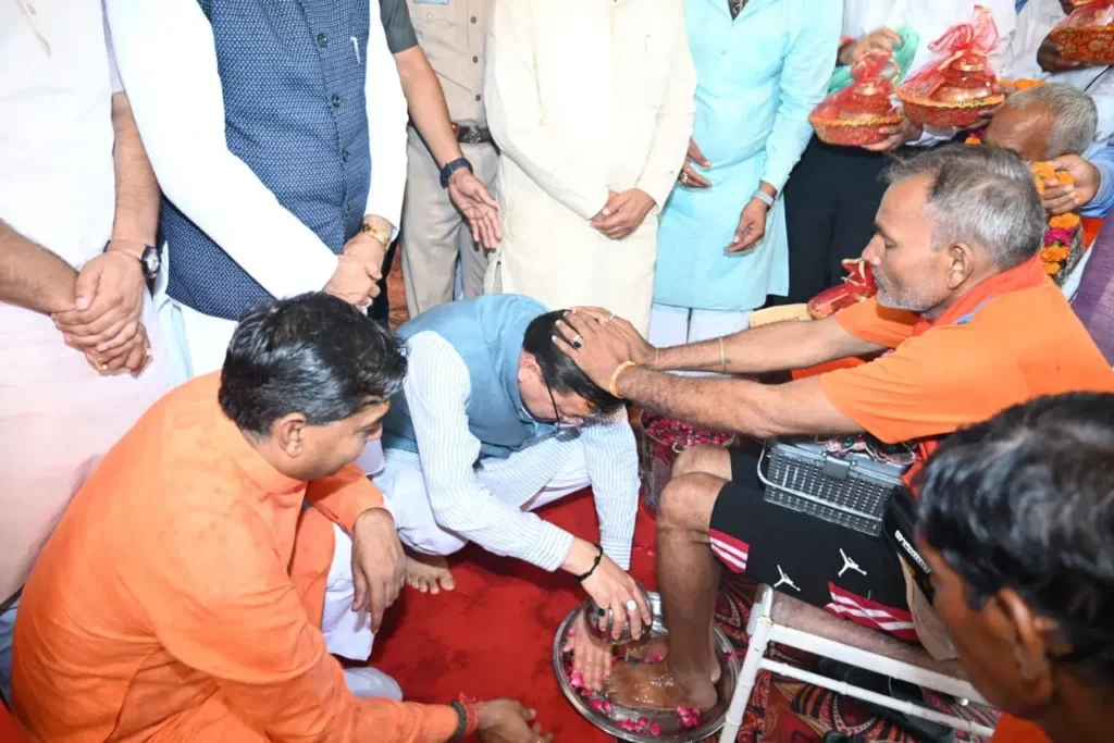 Kanwar Yatari Samman By CM Dhami : मुख्यमंत्री धामी ने किया कावड़ यात्रियों का हरिद्वार में स्वागत.