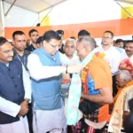 Kanwar Yatari Samman By CM Dhami : मुख्यमंत्री धामी ने किया कांवड़ियों का स्वागत हरिद्वार में.