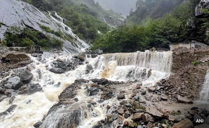 Uttarakhand Rain Alert : बाढ़ से बहा उत्तराखंड का पुल, सीमावर्ती गांवों से टूटा संपर्क..