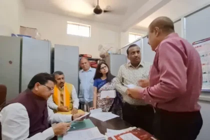 मुख्यमंत्री पुष्कर सिंह धामी के औचक दौरे से एआरटीओ कार्यालय में लापरवाही उजागर.