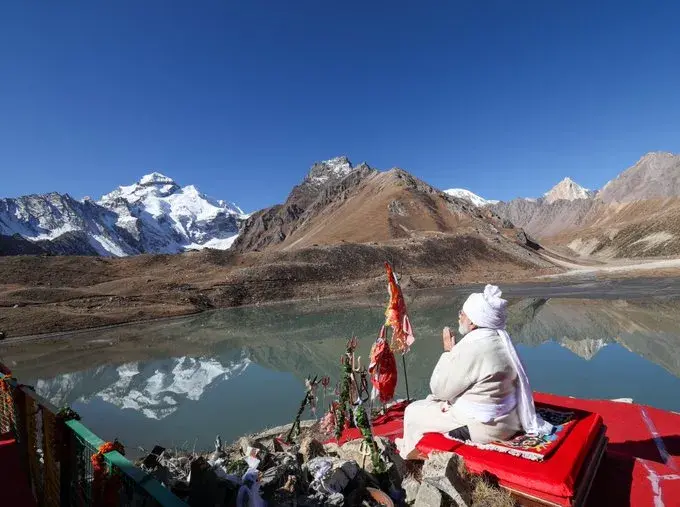 अभिनेता अमिताभ बच्चन ने प्रधानमंत्री मोदी की कैलाश पर्वत की यात्रा पर जाने क्या विचार साझा किए हैं.