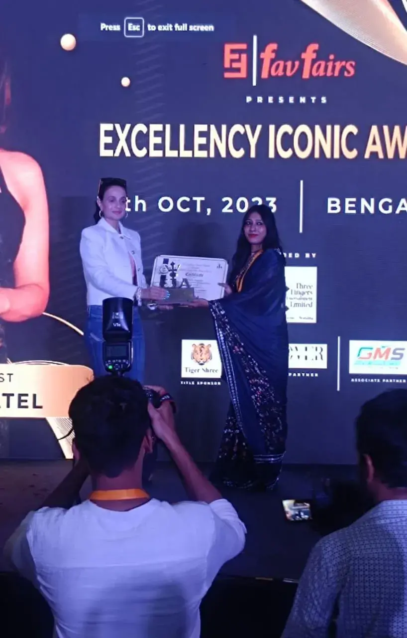 वैशाली शर्मा को ”Global Iconic Iron Lady” अवार्ड से अभिनेत्री अमीषा पटेल ने किया सम्मानित।