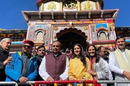 Mukesh Ambani in Badrinath Dham : मुकेश अंबानी ने परिवार के साथ उत्तराखंड में बद्रीनाथ धाम के दर्शन किए .