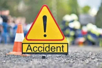 Road Accident : उत्तराखंड में दशहरे के दिन दर्दनाक हादसा: बोलेरो नदी में डूबी, 6 लोगों की जान खतरे में.