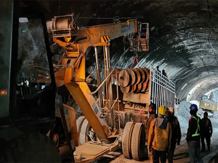 Uttarakhand Tunnel Rescue : फंसे हुए श्रमिकों को निकालने के लिए नई रणनीति बनाई जा रही है.