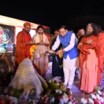 Pandit Dhirendra Shastri in Uttarakhand : मुख्यमंत्री धामी ने पंडित धीरेंद्र शास्त्री जी द्वारा आयोजित दिव्य धर्मसभा में शामिल हुए।