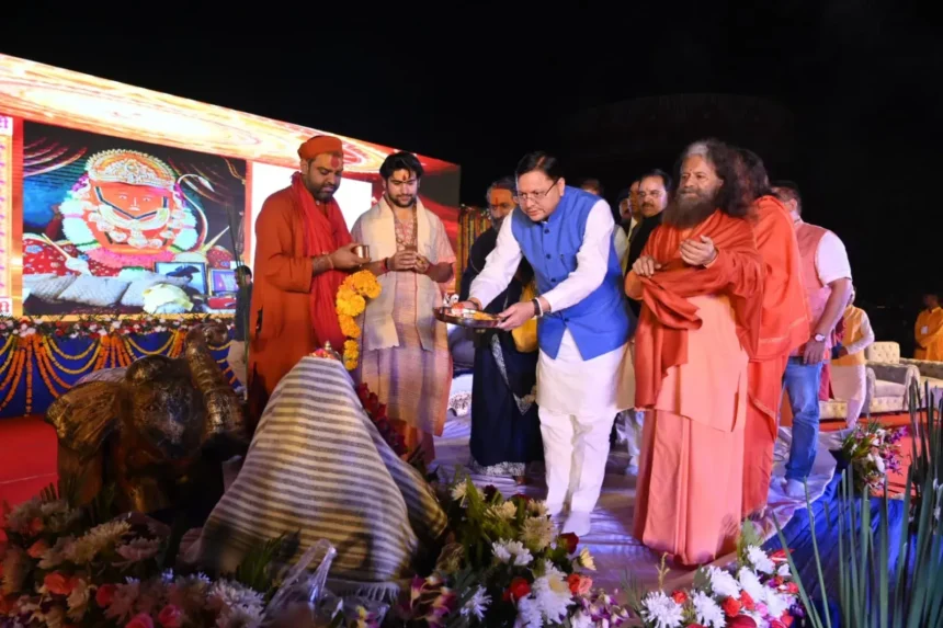 Pandit Dhirendra Shastri in Uttarakhand : मुख्यमंत्री धामी ने पंडित धीरेंद्र शास्त्री जी द्वारा आयोजित दिव्य धर्मसभा में शामिल हुए।