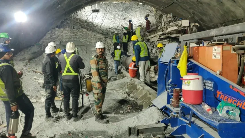 Uttarakhand Tunnel Rescue Update : उत्तराखंड सुरंग तक पहुंची रोबोटिक्स टीम, भोजन आपूर्ति के लिए लगाया पाइप।
