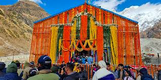 रुद्रप्रयाग न्यूज़ अपडेट: दिवाली उत्सव के लिए केदारनाथ मंदिर को 12 क्विंटल फूलों से सजाया गया .