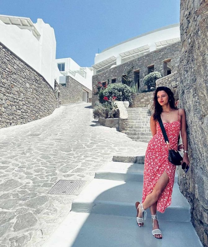 छवि: वह ग्रीस में है, लाल रंग में बहुत खूबसूरत लग रही है।
यह अनुमान लगाने का कोई मतलब नहीं है कि वह पुष्प प्रिंट की बहुत बड़ी प्रशंसक है, खासकर यह।
यह देखने के लिए नीचे स्क्रॉल करें कि हम किस बारे में बात कर रहे हैं :)